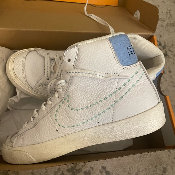 WOMEN'S NIKE BLAZER MID '77 SE 101 CASUAL SHOES - Picture 3 of 3